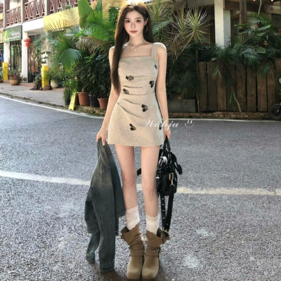 巨好看复古刺绣印花吊带连衣裙子女夏季2026新款早春漂亮包臀短裙