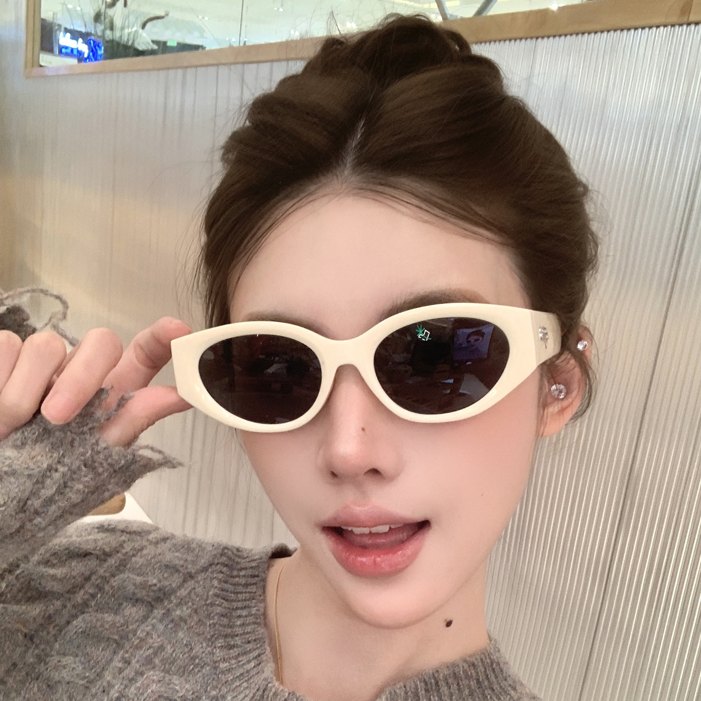 奶白框墨镜女款猫眼辣妹旅游度假街拍防紫外线高级感显脸小太阳镜