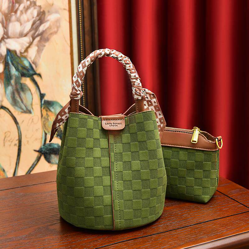 路易塞曼妮女包小众斜跨包新款轻奢高级丝绒压纹水桶包绿色6132