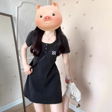 赫本风小黑裙女设计感小众辣妹纽扣短裙夏天时尚百搭纯棉T恤裙子