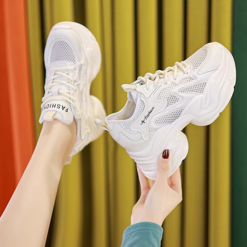 브랜드 박물관은 서로를 너무 안아주고 너무 행복했던 진짜 가죽 작은 백인 소녀를 비웃습니다