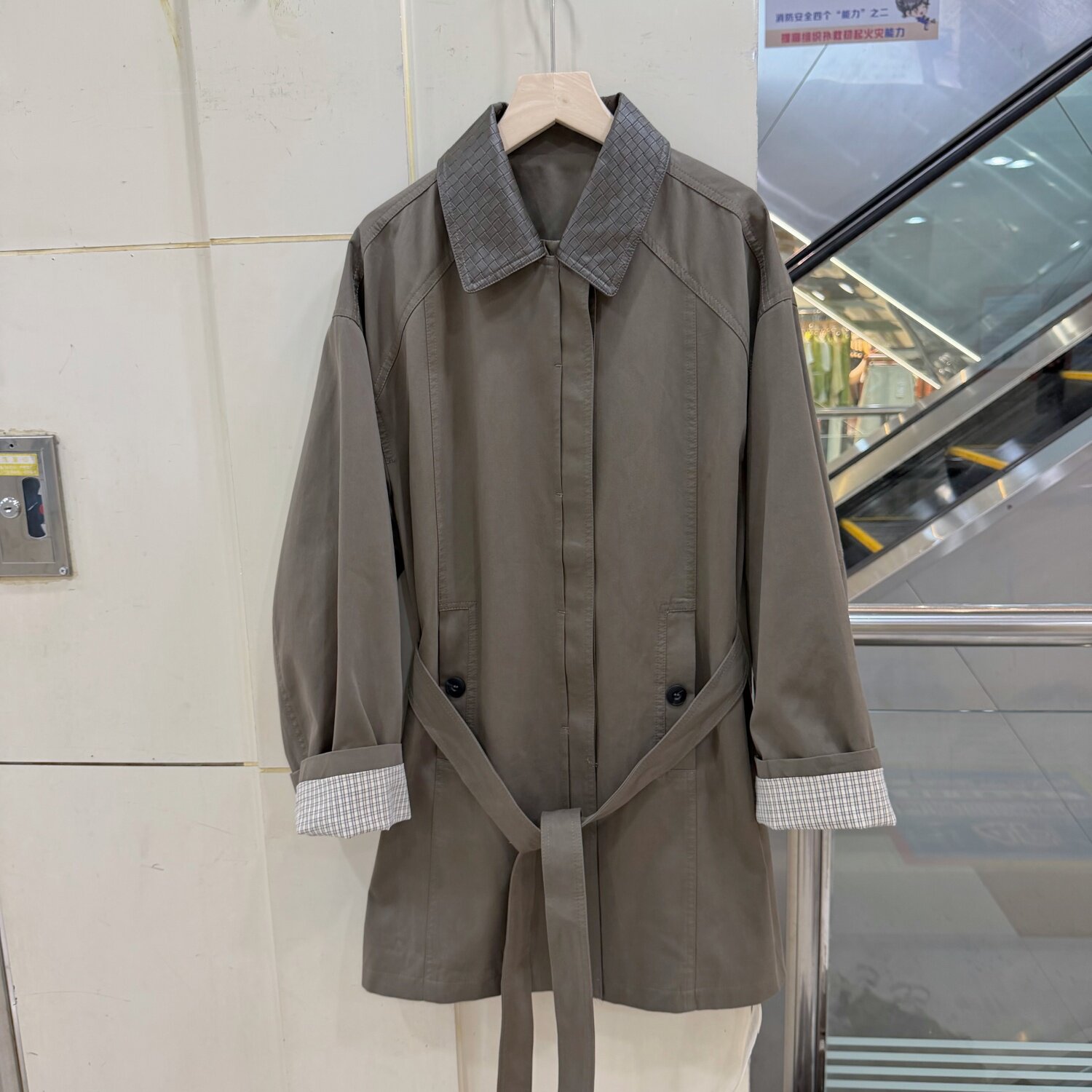 36629欧货通勤风拼皮翻领风衣女中长款腰带收腰宽松显瘦休闲外套