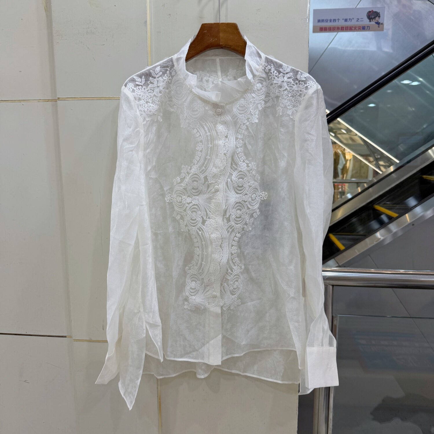 37379 欧货门禁蕾丝刺绣花荷叶边立领法式减龄透视长袖天丝衬衫秋
