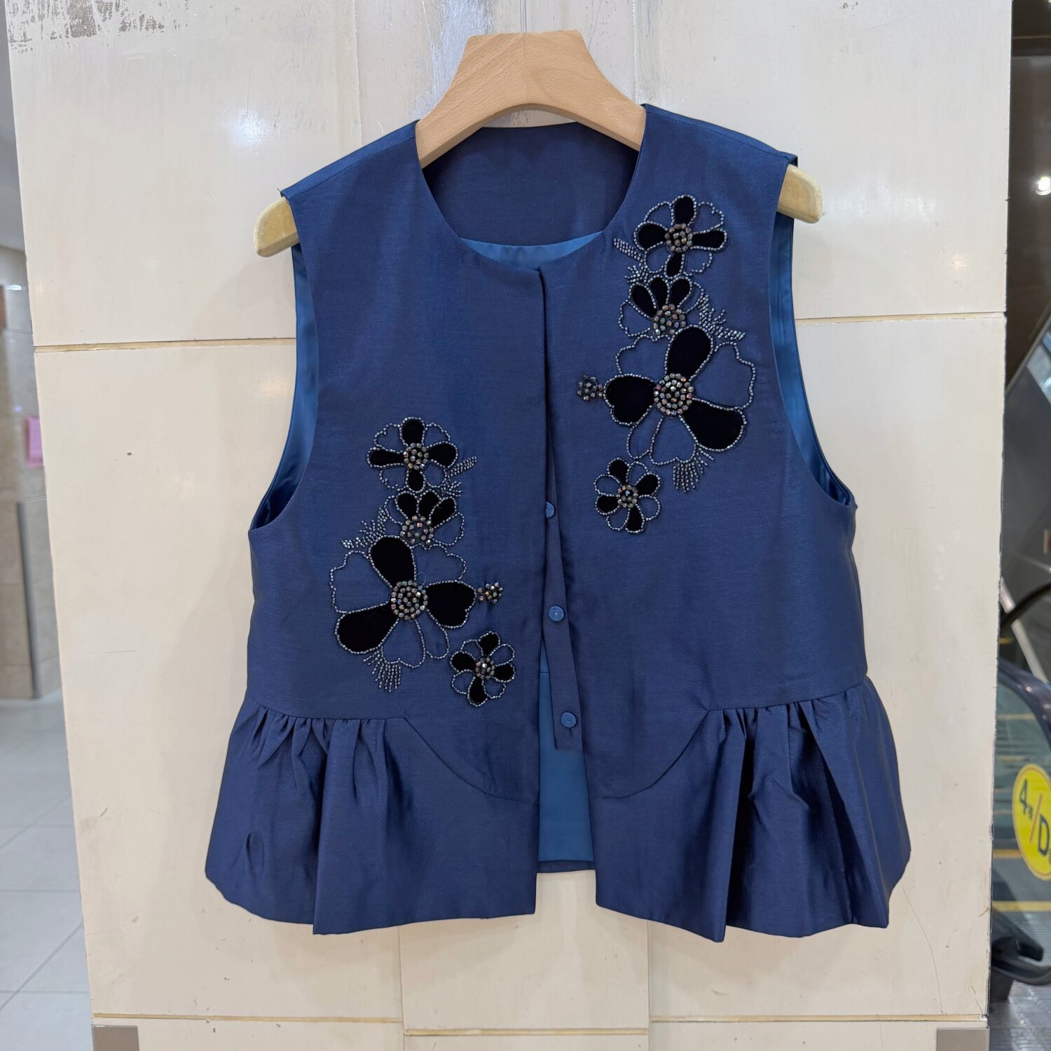 37271 欧洲站复古重工串珠刺绣花朵圆领按扣荷叶边减龄马甲外套秋