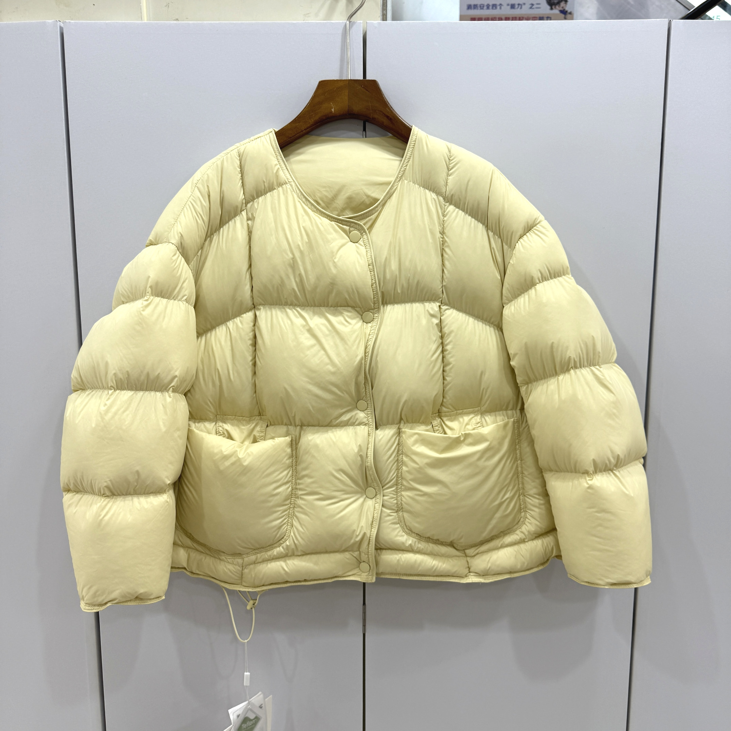 NJK 823欧洲站25冬不规则门禁按扣圆领云朵泡芙大口袋加厚羽绒服