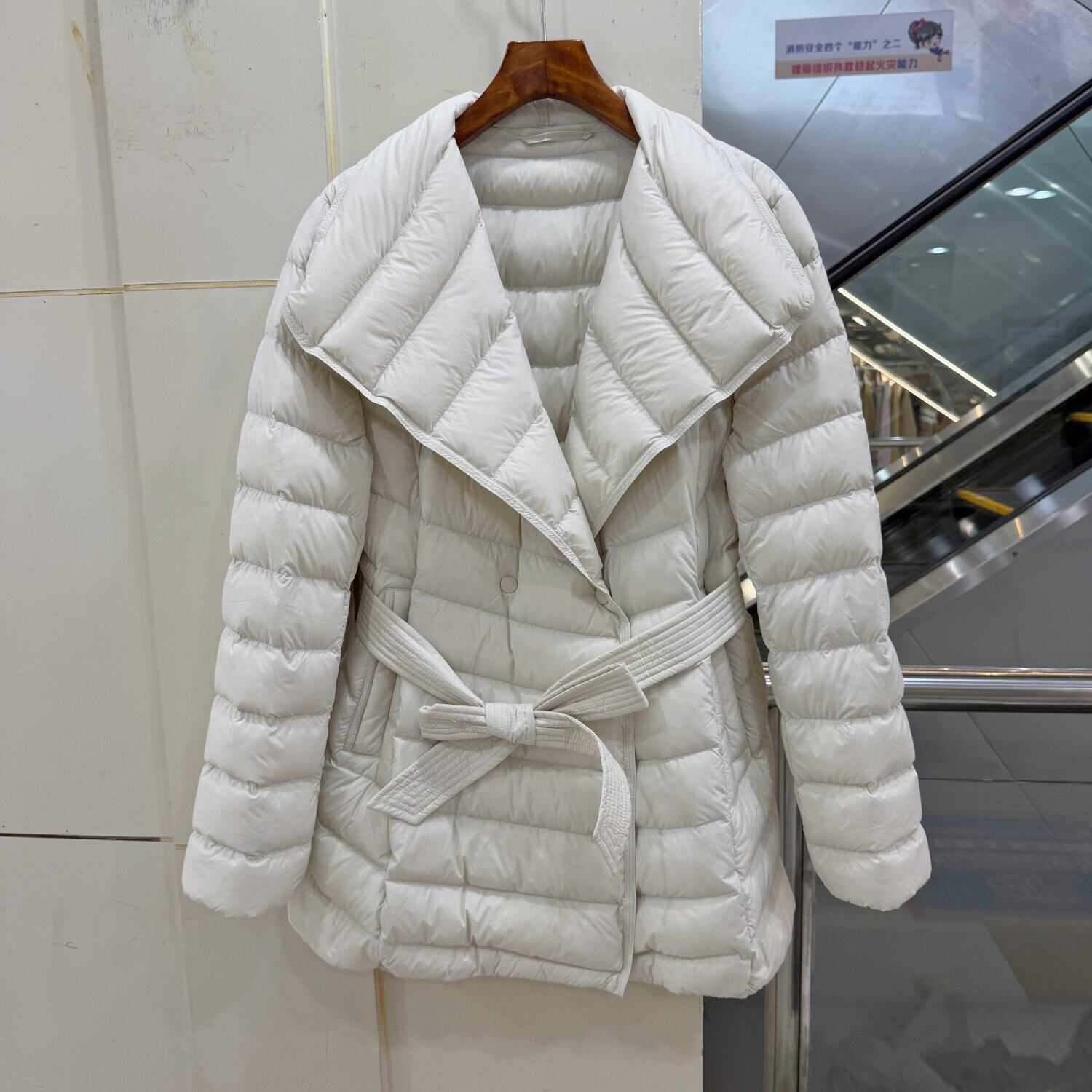 9001欧货翻领轻薄羽绒服女中长款系带收腰90鹅绒减龄保暖外套冬装