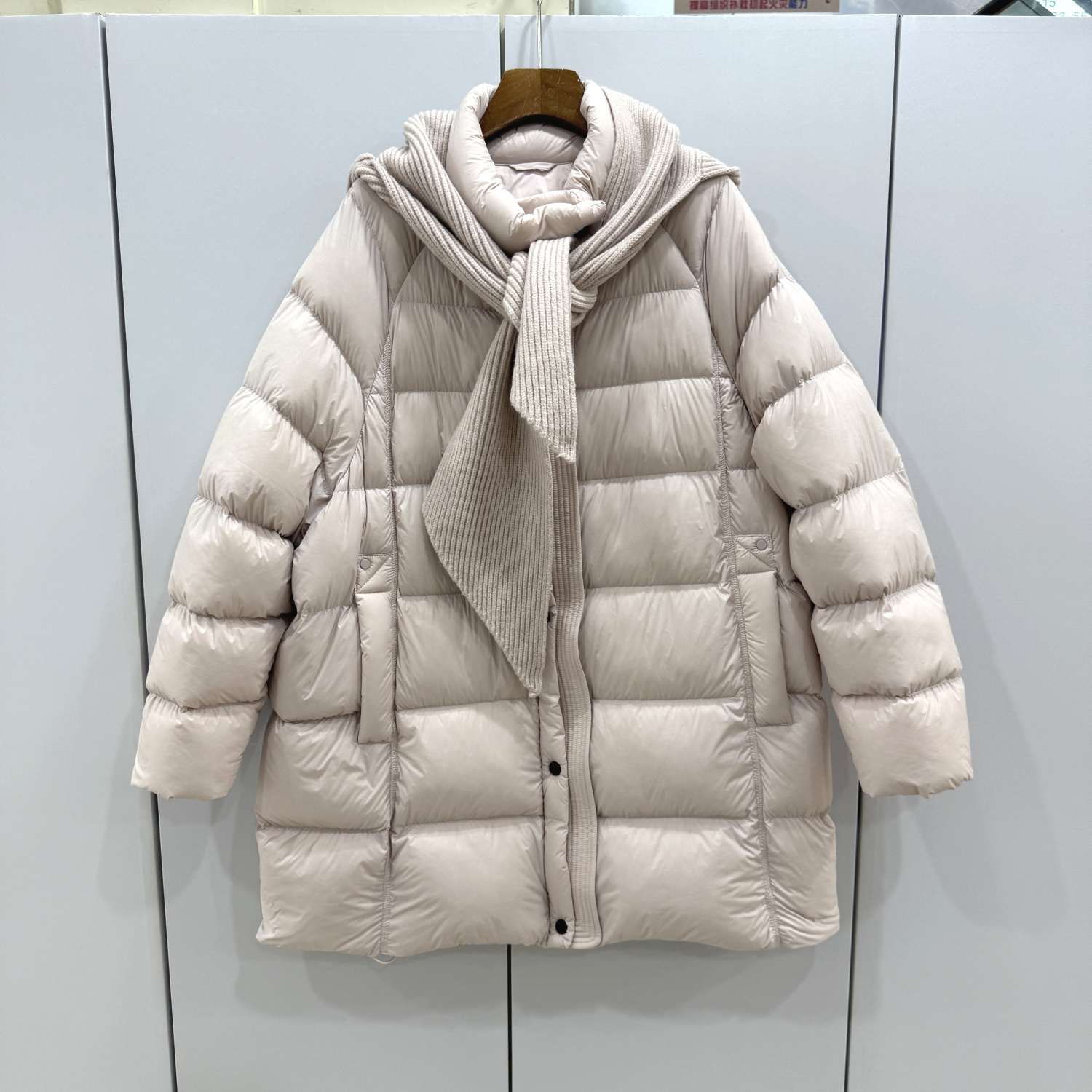 8818 欧洲站2025冬新款时尚针织围巾连帽泡芙舒适阔版中长羽绒服