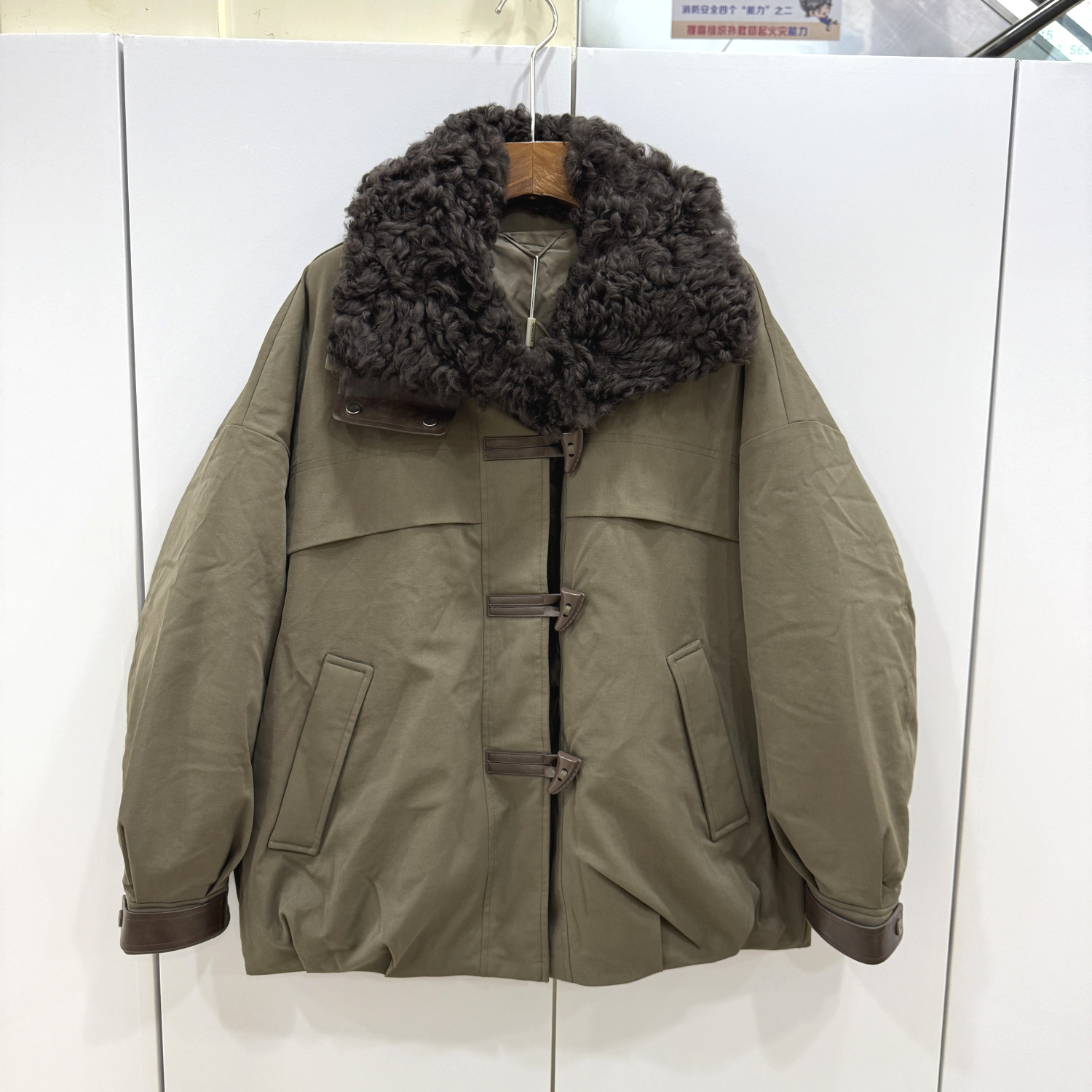 D96180 欧洲站2025冬羊羔毛翻领门禁毛牛角扣休闲鹅绒羽绒派克服