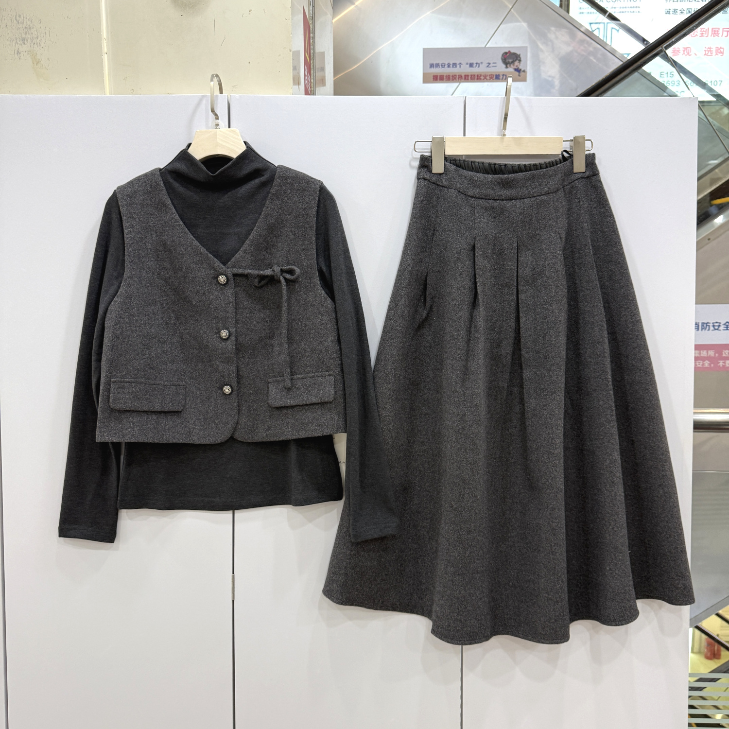 芷炫Z5875欧洲站25秋半高领打底衫蝴蝶结V领马甲+A字半身裙三件套