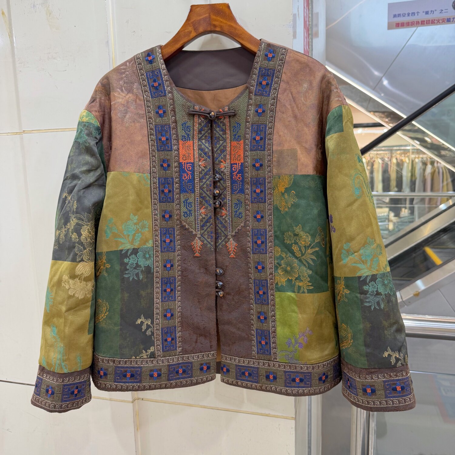 芳衣俊TA-7152 门禁刺绣花盘扣圆领撞色提花国风短桑蚕丝填充棉衣