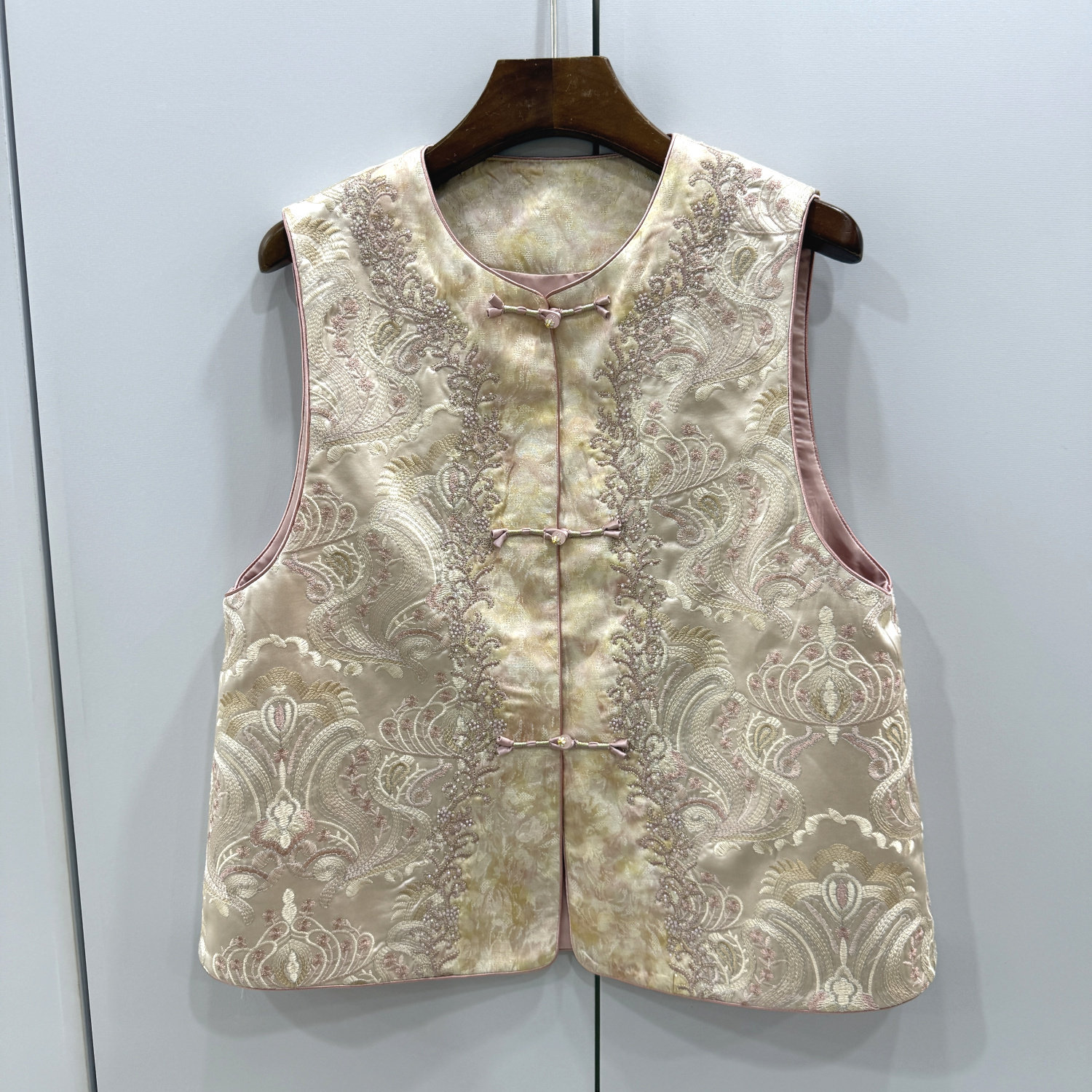 72069欧洲站2026春三粒珍珠盘扣圆领重工钉珠刺绣花洋气国风马甲