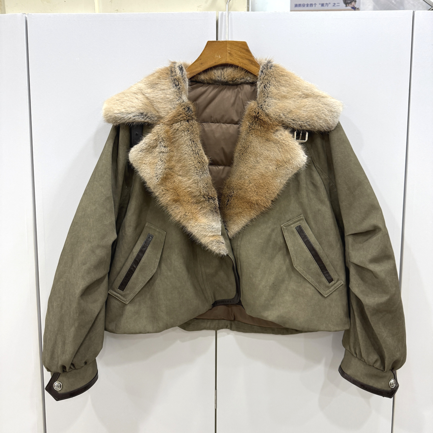 257968欧洲站25冬青根貂大西装领泡泡袖后背绵羊皮爱心鹅绒派克服