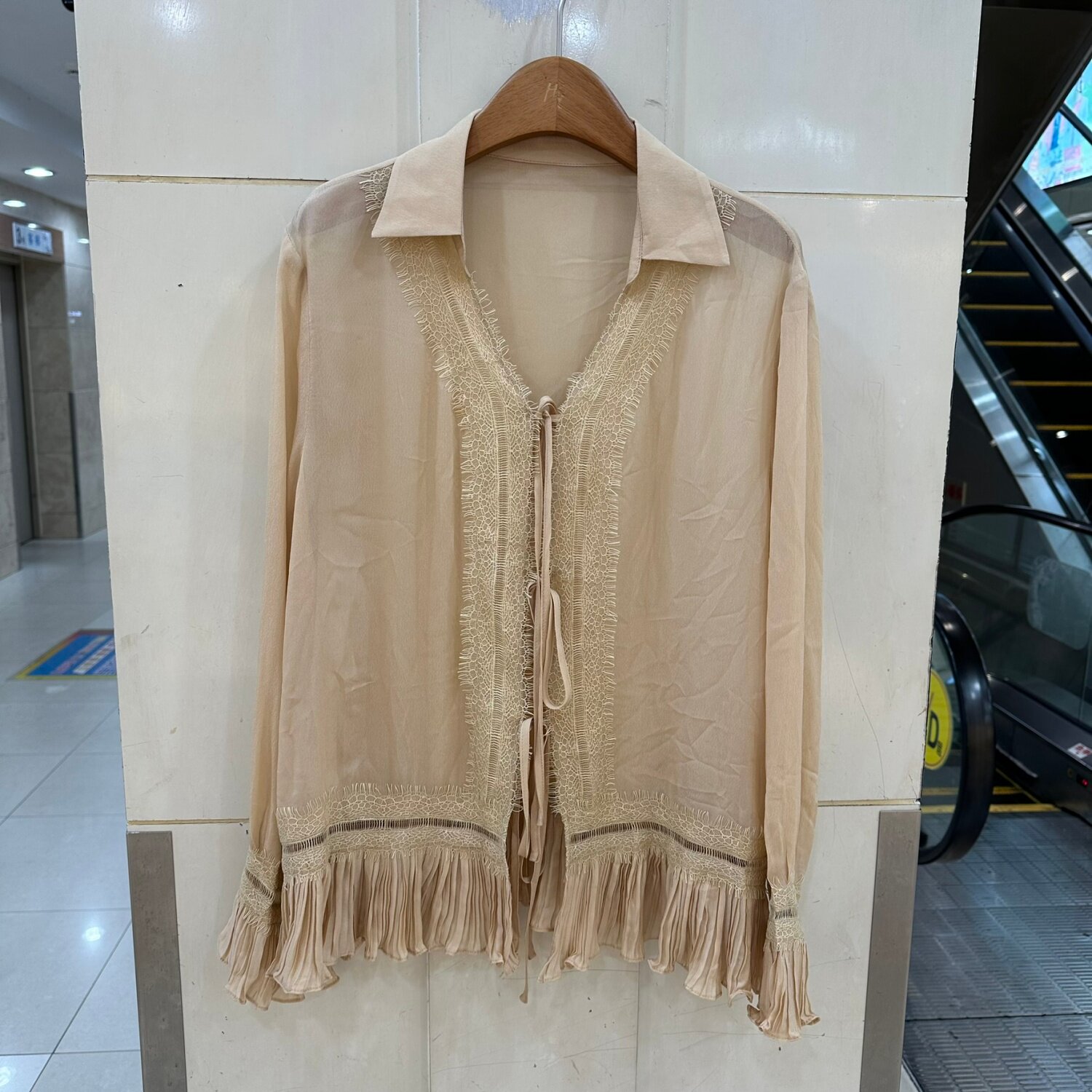 71150欧货慵懒风木耳蕾丝边衬衫女长袖V领系带流苏边气质优雅上衣