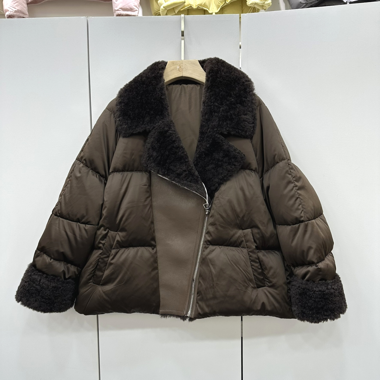 雅琪娜G166欧洲站2025冬新款皮毛一体毛领拉链拼接保暖羽绒服外套