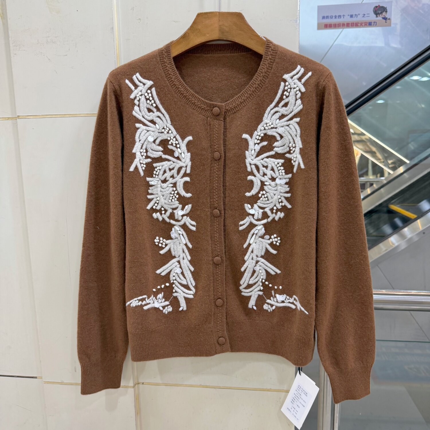 8A-26088 胸前撞色刺绣花圆领单排扣休闲减龄羊毛羊绒毛衣开衫秋