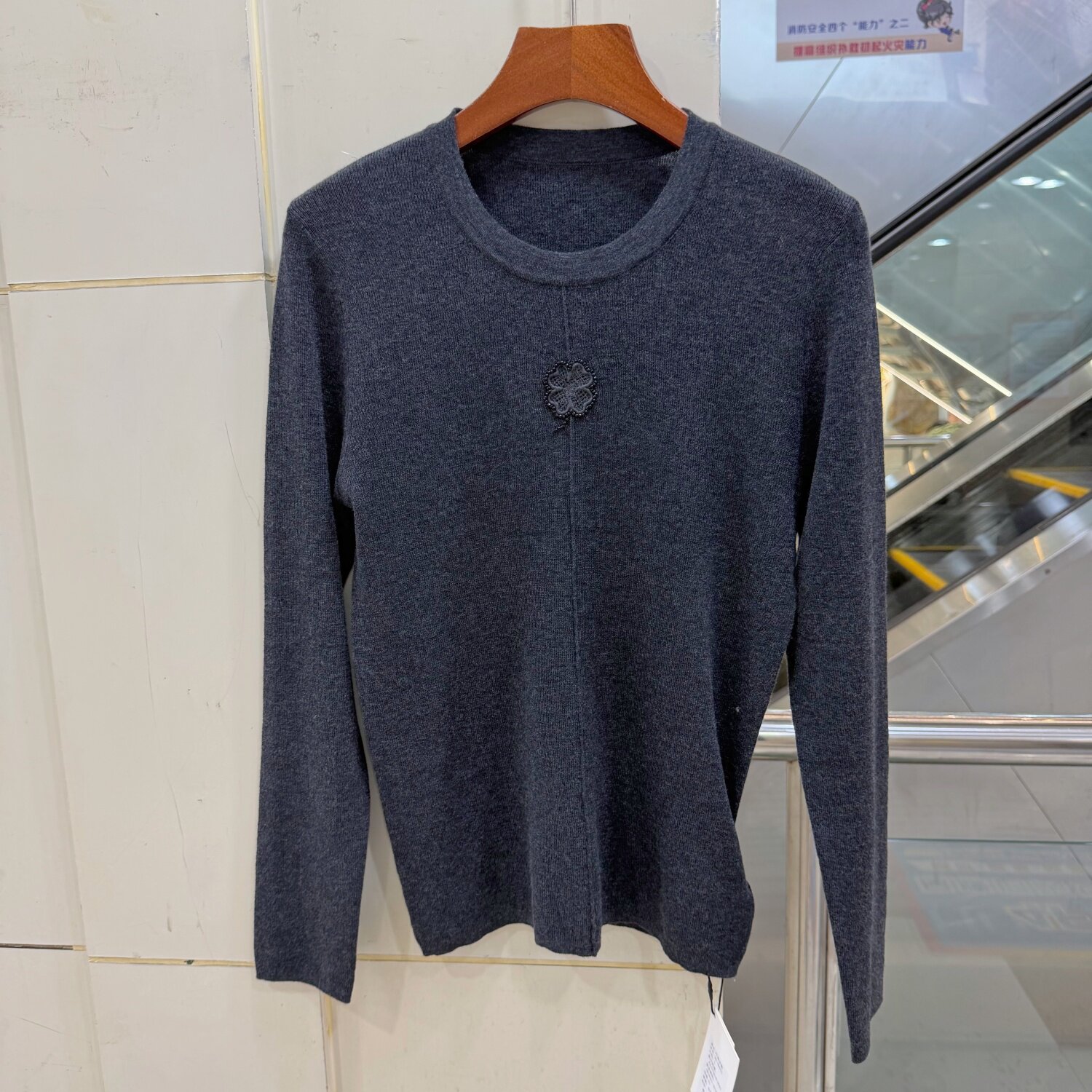 30-26031欧货轻奢圆领长袖针织衫女胸前花朵修身打底绵羊毛上衣秋