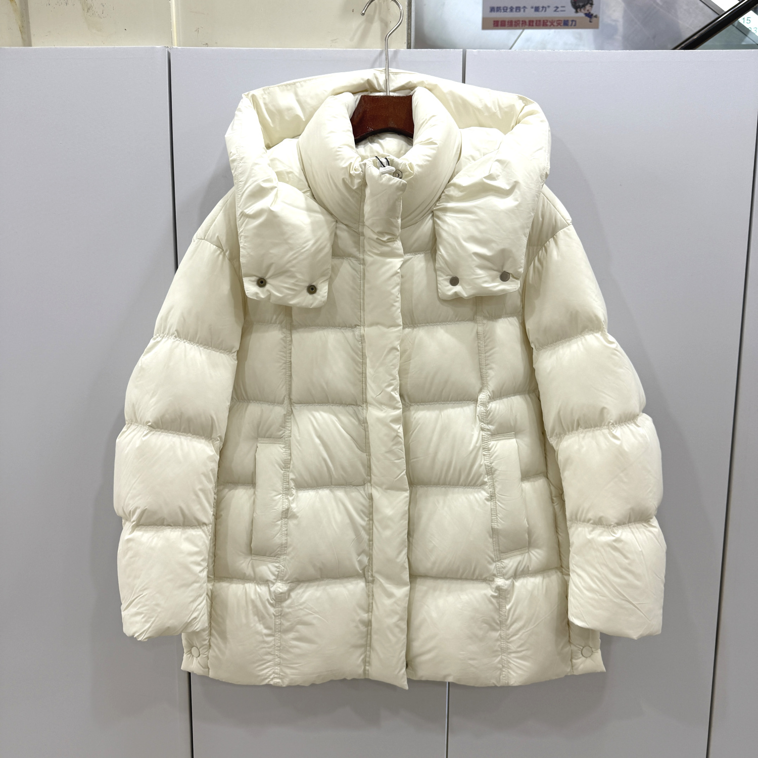 S85D026欧洲站2025冬新款时尚连帽百搭短款90白鸭绒羽绒服外套女