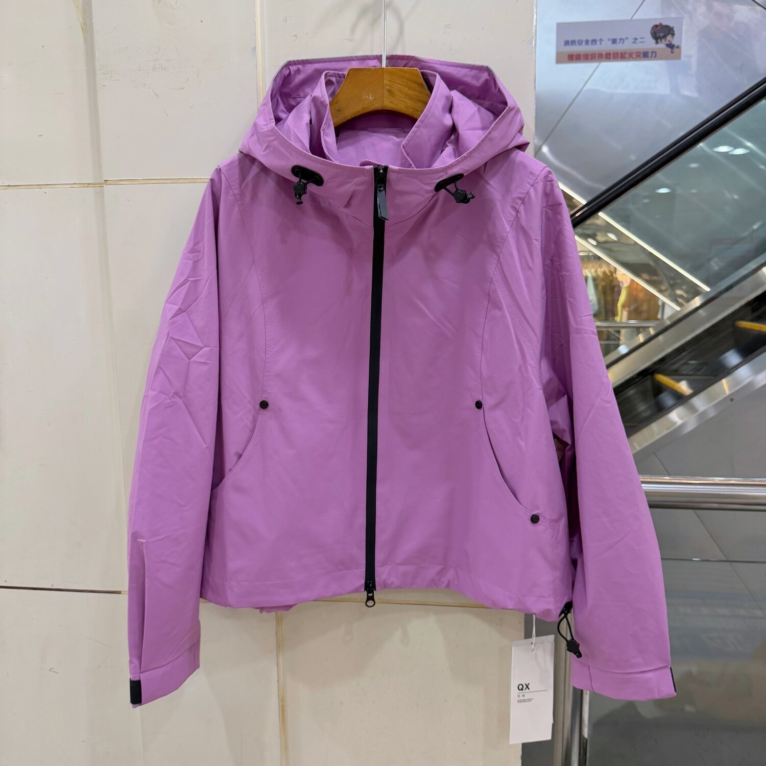 A68006户外运动风连帽软壳冲锋衣女时尚百搭宽松休闲拉链短外套秋