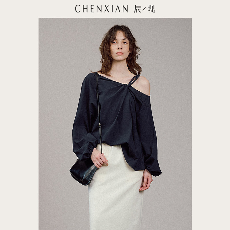 CHENXIAN辰现不规则扭结肩带长袖斜领露肩衬衫衬衣宽松上衣女春夏