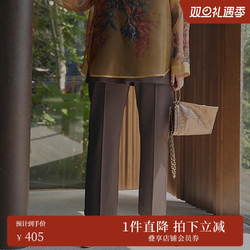 中缝线小直筒的裤型有很好的美腿效果，