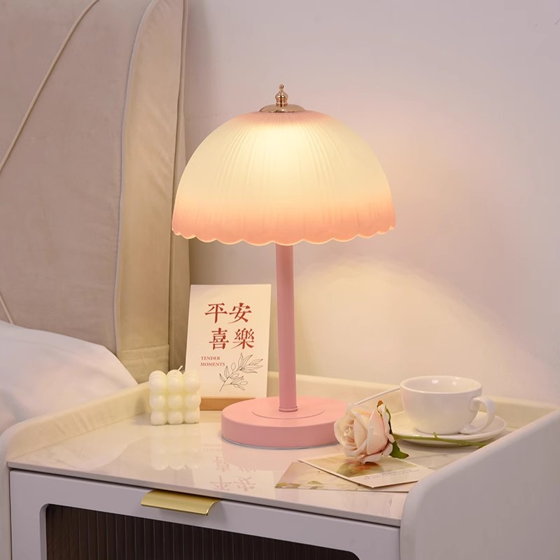 少女台灯卧室床头灯高级感2025女孩温馨装饰浪漫结婚长明主卧浪漫