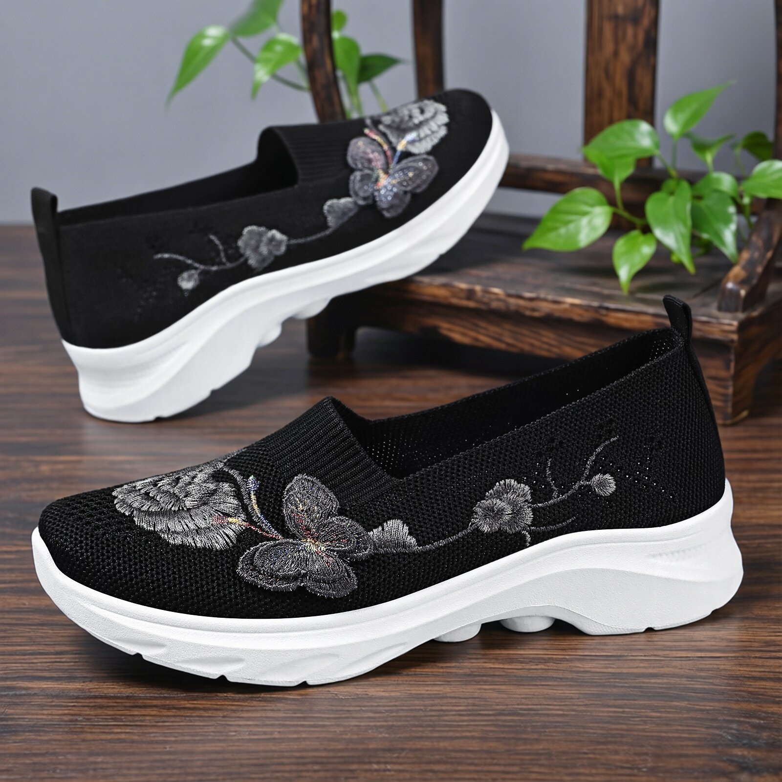 夏季大码百搭舒适休闲布鞋女款2026新款厚底防滑女鞋中老年妈妈鞋