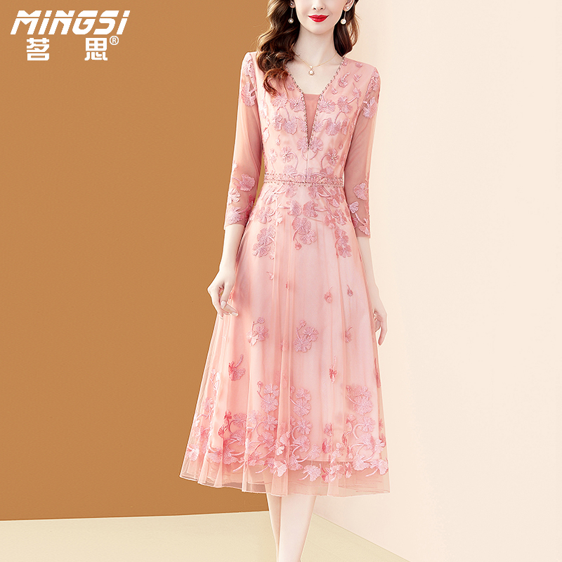 设计感粉色刺绣网纱连衣裙春季