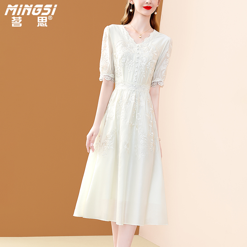 高级感白色天丝V领刺绣连衣裙