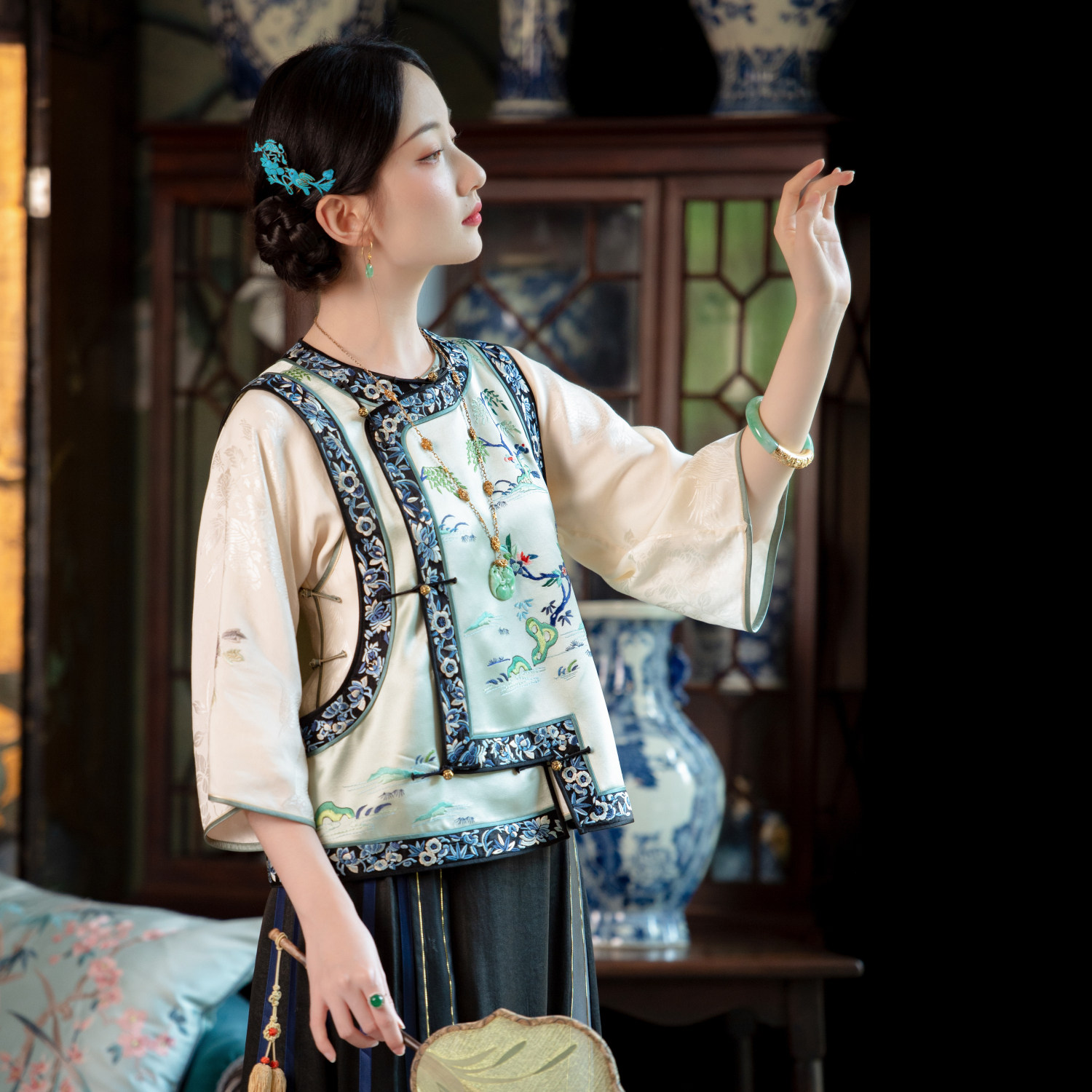 青城烟柳丨一城风絮丨绿色绣花醋酸缎琵琶襟无领镶边民国马甲