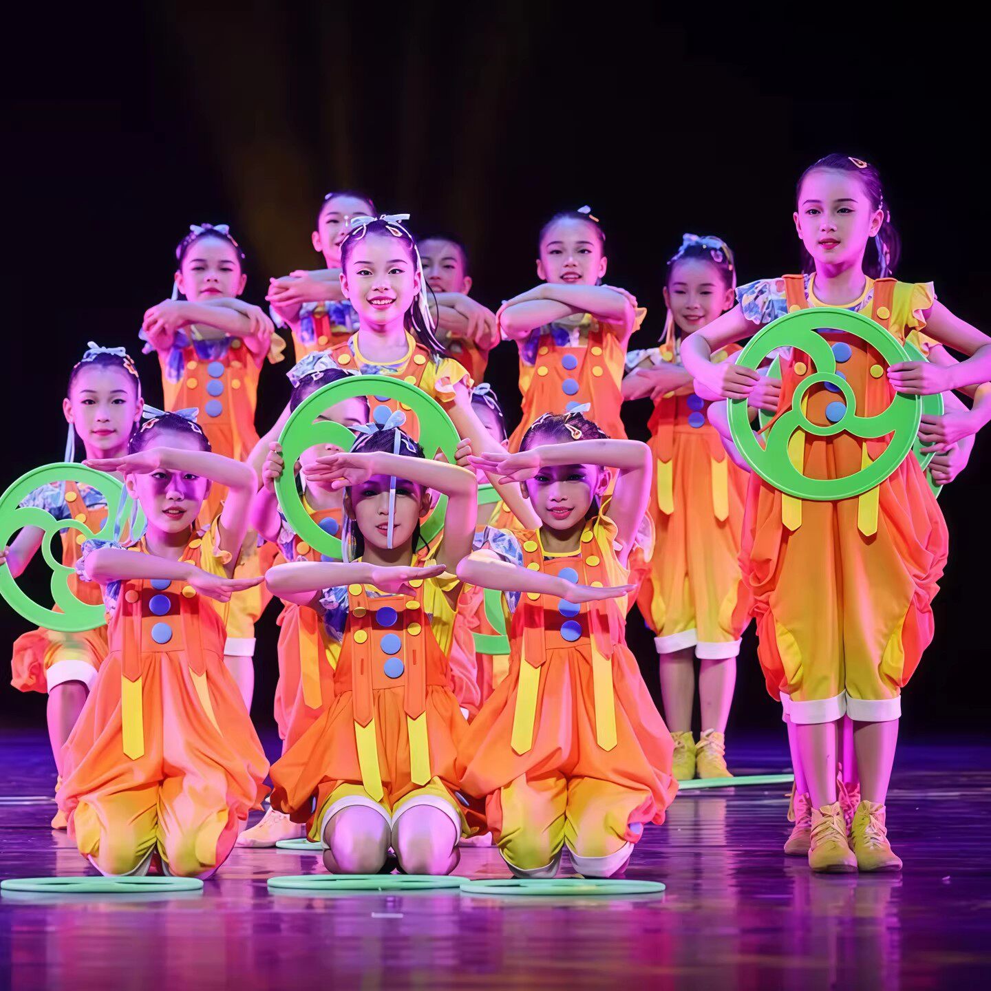 小荷风采小铁环演出服儿童灯笼舞蹈服装可爱背带裤少儿舞台表演服