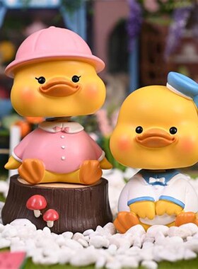 小黄鸭车载摆件可爱小鸭子汽车中控台摇头公仔网红车内Z装饰品女