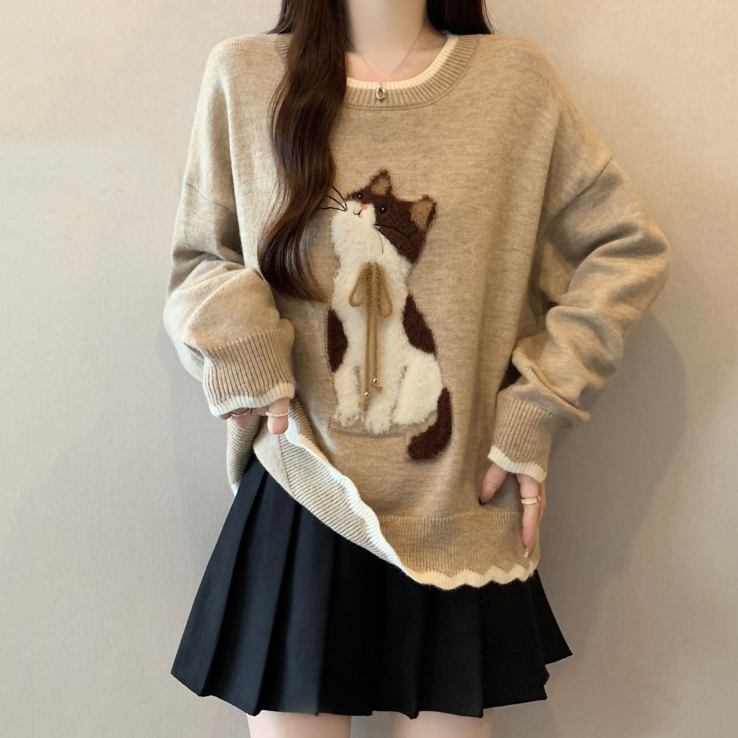 燕麦色小猫刺绣正肩毛衣女2025秋冬季新款大码胖mm假两件减龄上衣