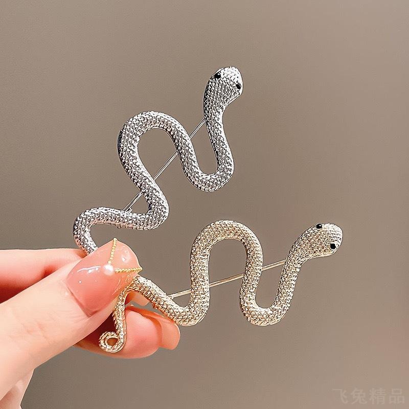 简约金属设计感生肖鎏光蛇影胸针