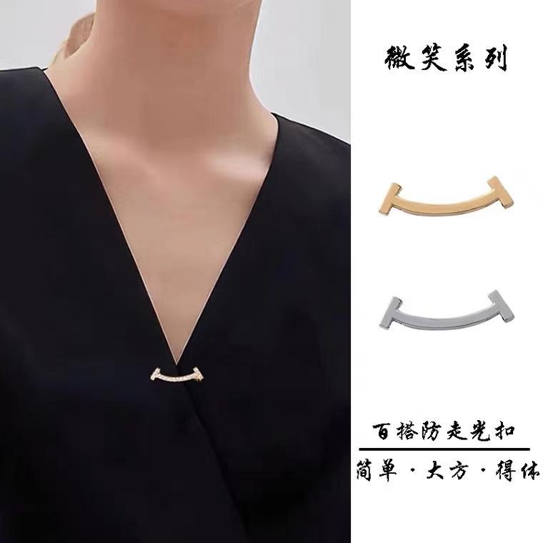 微笑防走光扣衬衫领口装饰设计感