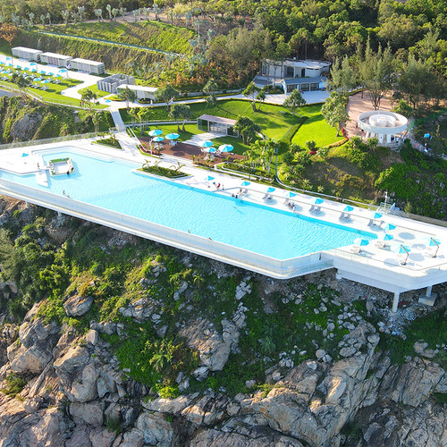 双人洛悦悬崖泳池畅游权益，打卡网红景点 品美食，赏海边日出日落美景 房间拥有拓宽落地玻璃窗，令所有宾客都能欣赏迷人海景 山体公园、珍珠白沙滩、免费停车