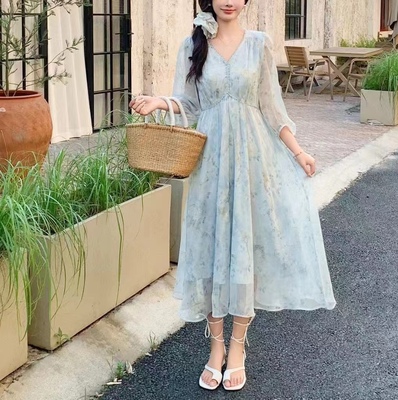 高级感V领钉珠碎花茶歇连衣裙女夏季2024新款减龄收腰显瘦A字长裙