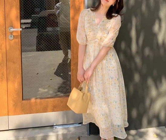 法式温柔碎花雪纺连衣裙女夏2023韩版中长款显瘦气质百褶V领荷叶