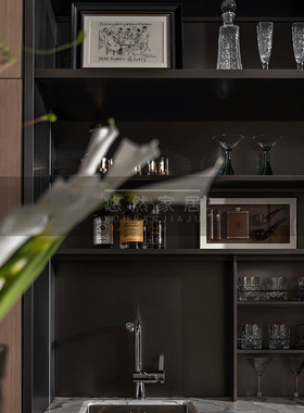 悠然家居极简现代样板间客厅餐桌面酒柜高脚杯洋酒威士忌饰品摆件