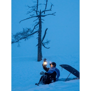 户外雪景手持拍照蓝调氛围灯露营灯 新疆阿勒泰冬季 出片神灯