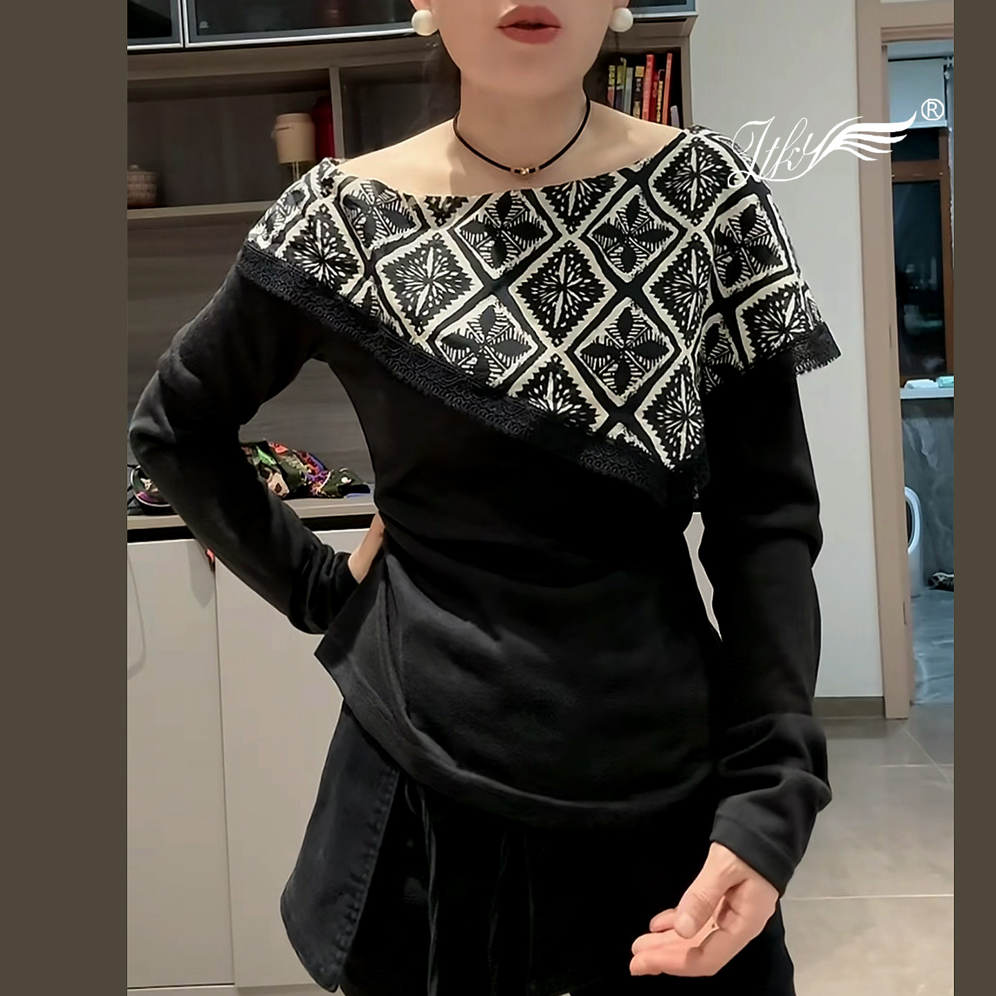 欧货春秋新款小衫拼接披肩斜领露肩一字领黑白长袖T恤小衫打底衫