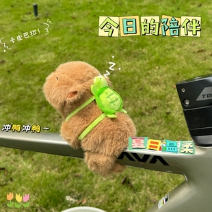 趴在身上的自行车车载车身挂件毛绒玩具卡皮巴拉拍拍圈玩偶