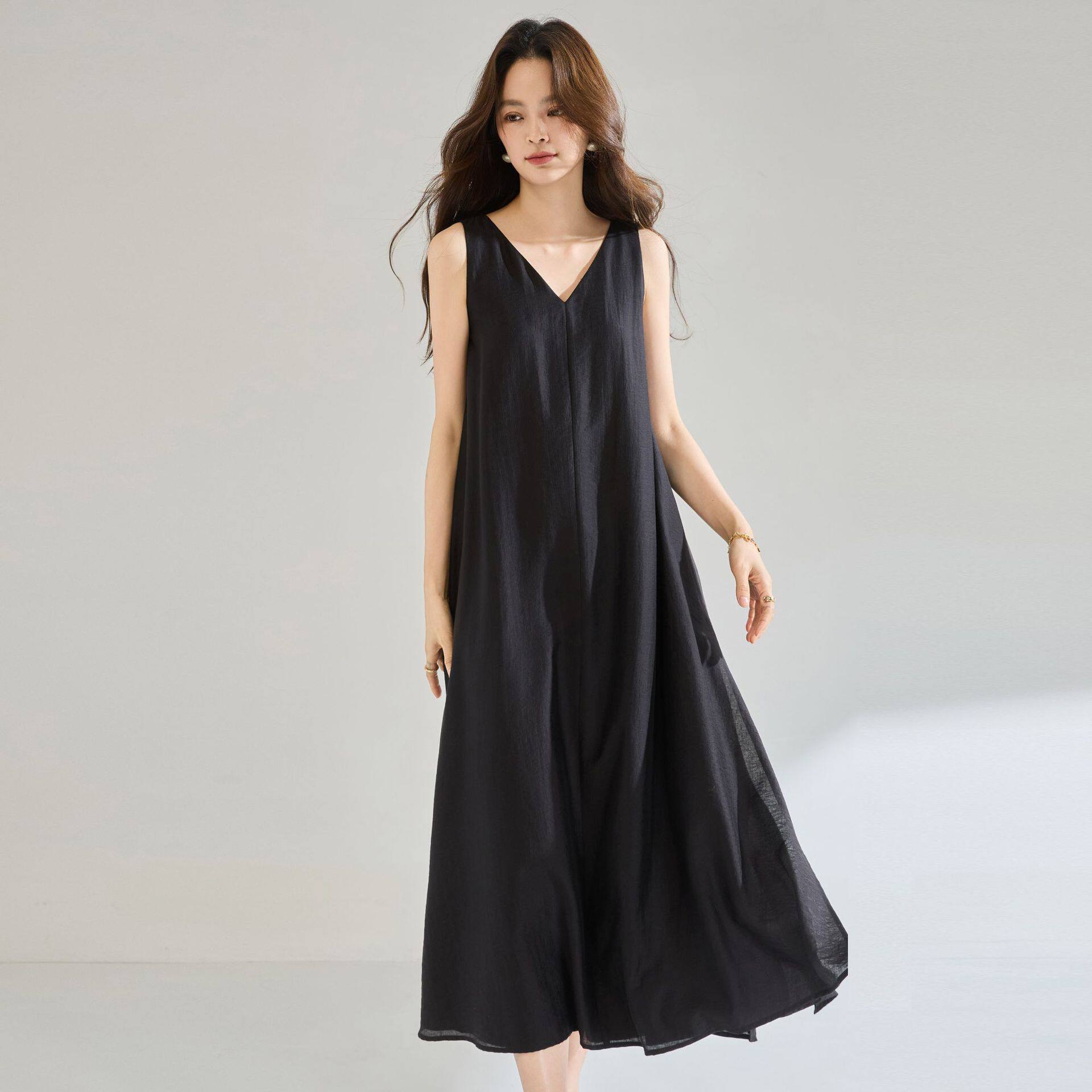 26夏新款V领法式极简小黑裙高级感无袖背心裙黑色吊带连衣裙