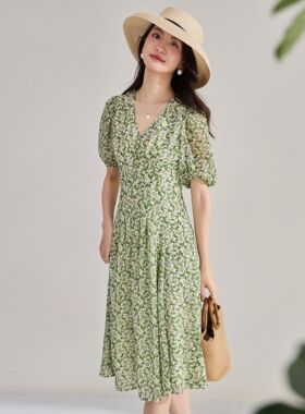 26春夏法式V领绿色清新雪纺碎花连衣裙收腰显瘦度假风茶歇裙通勤