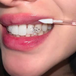 小鬼同款牙钻自粘持久洗不掉爆闪牙钻diy材料包甜美小众牙饰