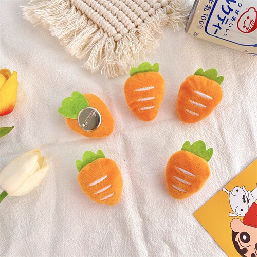 日系少女心可爱毛绒胡萝卜胸针衣服包包装饰毛绒配件别针软萌配饰