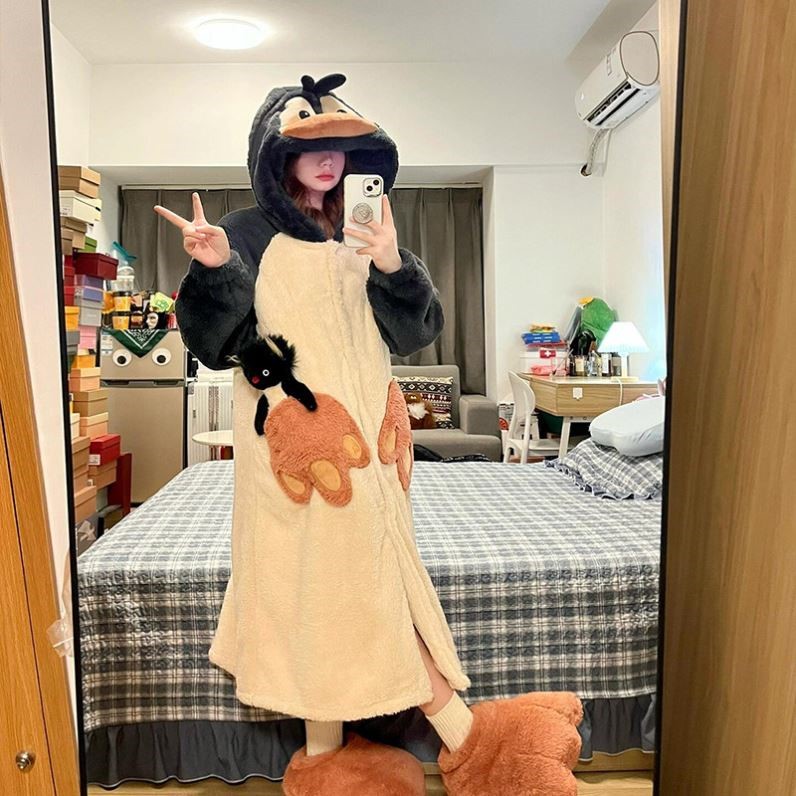 。可爱企鹅连帽珊瑚绒睡衣女冬季