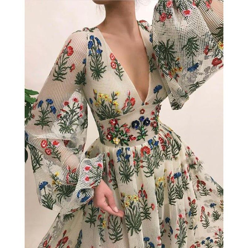 Embroidered dress 轻欧美刺绣镂空度假风秋款连衣裙设计感茶歇裙