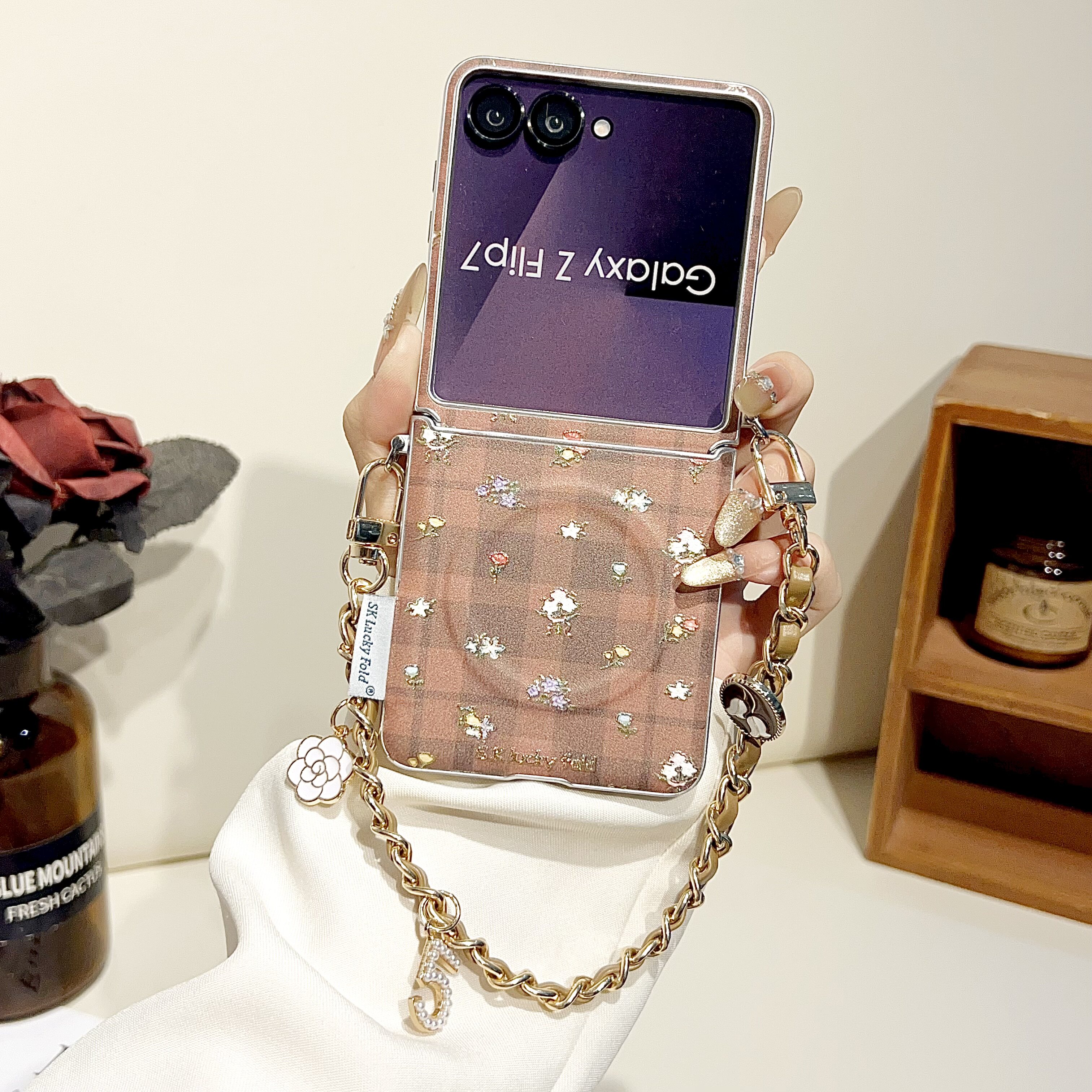 适用于三星zflip7手机壳ZFlip6新款磁吸zflip5防摔女款小碎花zflip7fe小折叠屏带斜挎手链全包中轴保护保护套