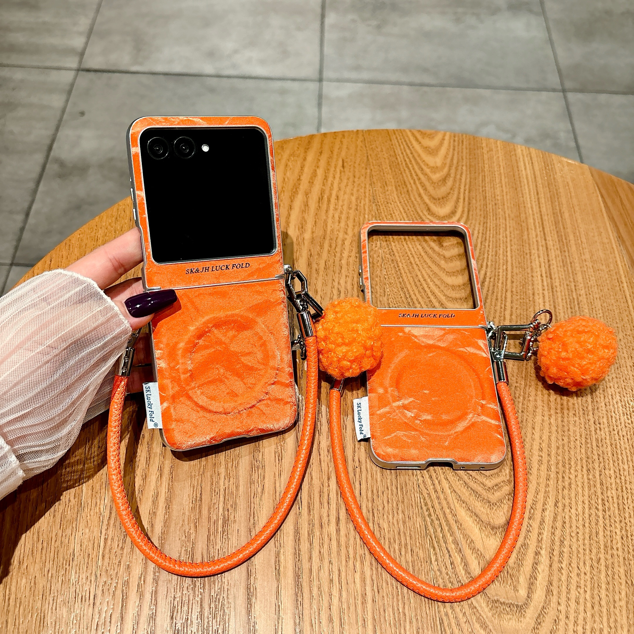 适用摩托罗拉MOTO Razr50/60ultra折叠手机壳razr60pro简约秋冬鎏金丝绒全包铰链磁吸侧扣手提绳女款保护套潮