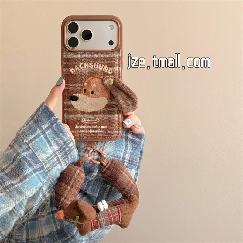 jze 复古格纹刺绣毛绒棕狗狗腕带挂绳适用苹果17ProMax手机壳iphone15新款16pro女款13可爱15pro防摔保护套14